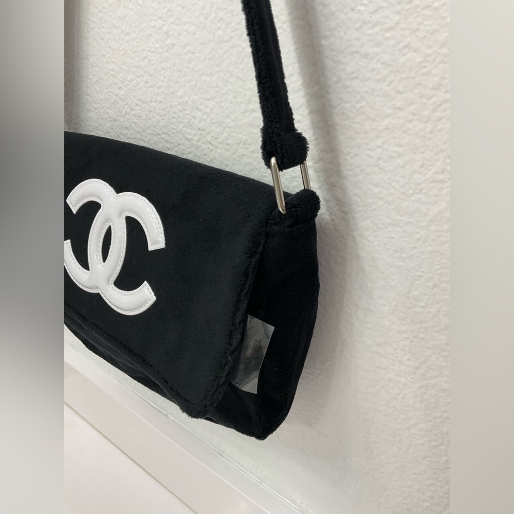 NIP Chanel Beauty Black Crossbody Bag with Iconic White Logo - Picture 3 of 6